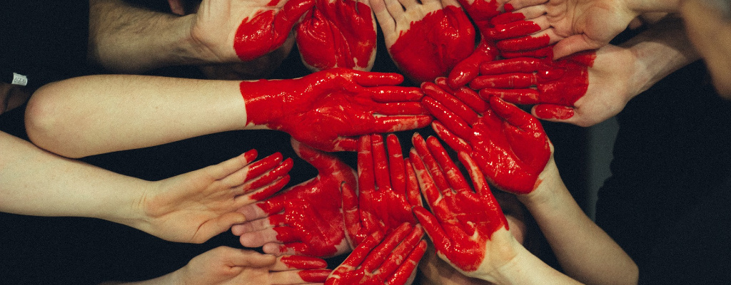 Ein Herz auf Hände gemalt